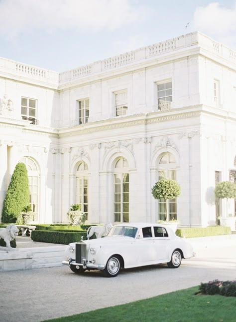 Romantic + Glamorous Newport Wedding at Rosecliff Mansion #glamorouswedding Rosecliff Mansion, Newport Rhode Island Wedding, Cliff Wedding, Newport Wedding, Luxury Wedding Photography, Mansion Wedding, Hollywood Legends, Style At Home, Old Car