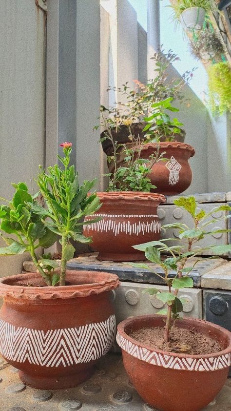 #InteriorDesign #HomeDecor #HouseGoals #InteriorInspo #DecorInspiration #HomeDecorating #HomeStyle #HomeInspiration #DecorTips #HomeIdeas Diy Terracotta Pots, Earthen Pot Painting Ideas, Painted Plant Pots Terra Cotta, Boho Plant Pots, Trendy Bedroom Decor, Terracotta Diy, Cute Plant Pots, Earthen Pots, Plant Pot Design