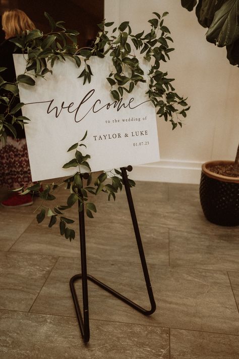 Greenery Wedding Sign, Welcome Sign With Greenery, Modern Greenery Wedding, Neutral Tablescape, Wedding Diys, Fern Wedding, Taylor Wedding, Wedding Reception Signs, Asparagus Fern