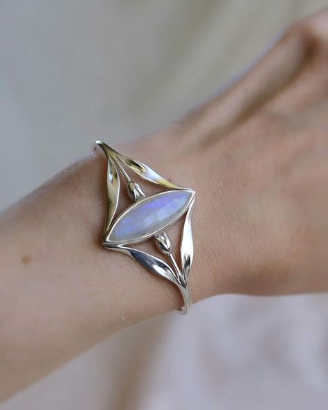 The Rhea cuff 🧚🏻 With an opalescent blue moonstone. Handmade in New Zealand in sterling silver and available through the website. Size s… | Instagram Bracelet Ideas Metal, Silversmith Jewellery, Elven Jewelry, Handmade Silver Jewellery, Metal Cuff Bracelet, Metalwork Jewelry, Diy Jewelry Inspiration, Beaded Jewels, Gold Rings Fashion