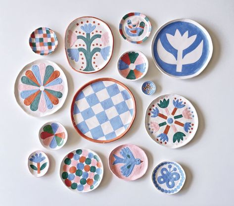 Plate Pottery Painting Ideas, Ceramic Painting Ideas Plates, Pottery Painting Plate, Ceramic Plates Art, Painted Ceramic Plates, Diy Pottery Painting, Pottery Painting Designs, Clay Diy Projects, Patterned Plates