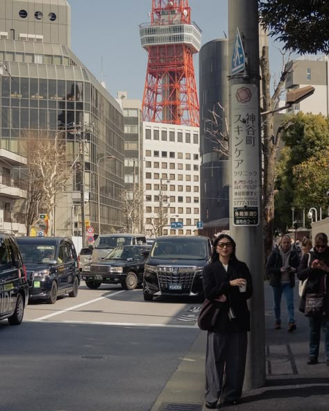 Under Tokyo Tower🗼🗼🗼 ･*:.｡. .｡.:*･゜ﾟ･* #35mm #japantrip #tokyo #tokyotower #cosbyyou #maisonmargiela #toteme #blazerlook #ootd #dailylook Bangkok Photo Ideas, Japan Moodboard, Tokyo Aesthetic, Tokyo Photos, Japan Outfits, Thai Travel, Japan Spring, Travel Pose, Japan Picture