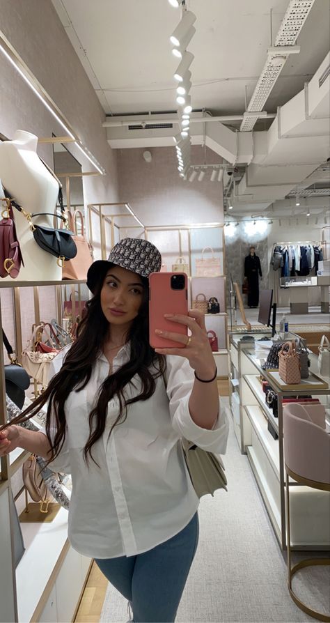 Chic Bucket Hat For Day Out, Luxury Bucket Hat With Short Brim, Dior Bucket Bags, Dior Bucket Hat Outfit, Lori Harvey Bucket Hat, Dior Bucket Hat, Bucket Hat Outfit, Black Bucket Hat, Outfits With Hats