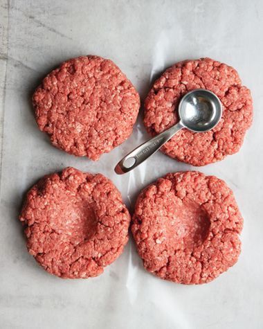 A lot of cooks take pains to obtain top-notch hamburger meat, toppings, condiments, and buns only to relegate the crucial step of making the patties to an afterthought. There's an art to preparing a hamburger patty. Fortunately, it's one that can be reduced to a few straightforward guidelines. Best Hamburger Recipes, Homemade Hamburger Patties, Patty Food, Perfect Hamburger, Hamburger Recipes Patty, Burger Recipes Beef, Hamburger Patty, Hamburgers Grilled, Juicy Burger