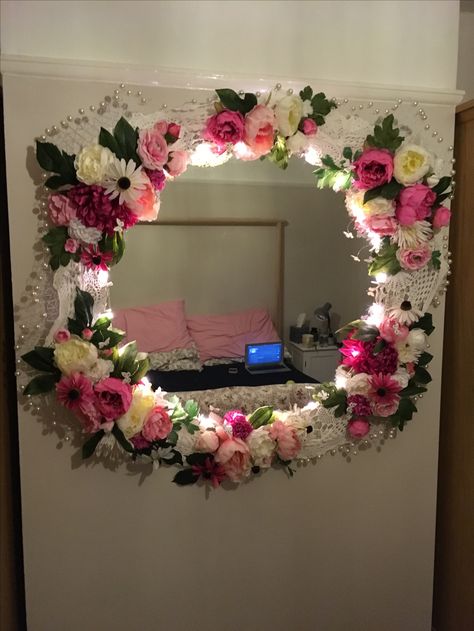 Princess Core Room Decor, Mirror Ideas With Flowers, Pool Noodle Mirror Frame, Flowers On Mirror Diy, Flower Bedroom Ideas, Flower Mirror Diy How To Make, Mirror With Flowers Around It Bedroom, Diy Flower Mirror With Lights, Spiegel Diy