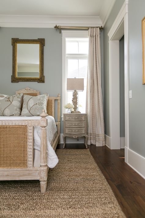 Charleston Homes Interiors, White House Rooms, Charleston Interior Design, Preppy Decor, Daniel Island, Victorian Bedroom, Home Design Magazines, Charleston Homes, Island Park