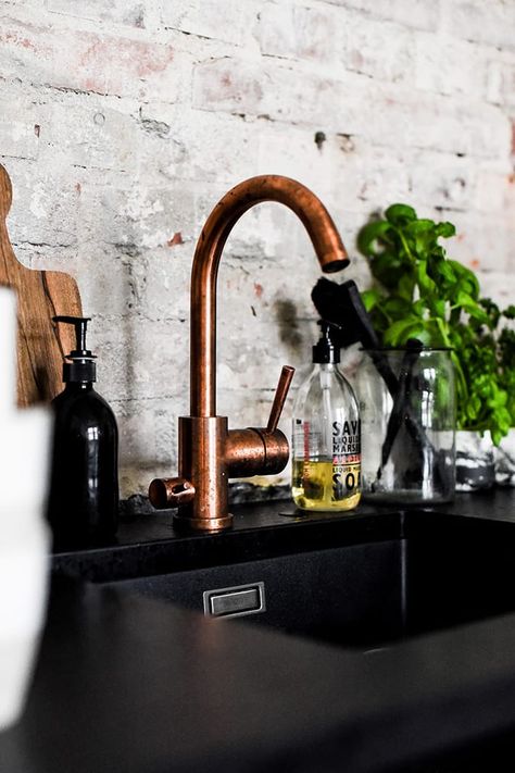 copper faucet, black sink Sink Trends, Copper Faucet, Black Kitchen Sink, Copper Taps, Black Sink, Copper Decor, Bath Faucet, Industrial Kitchen, Copper Kitchen