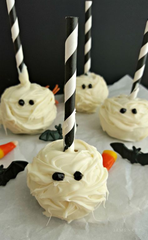 Mummy Cake Pops Mummy Cake, Cake Pops Recipe, 40th Cake, Halloween Cake Pops, Halloween Food Treats, Crumble Cake, Cake Pop Recipe, Melting White Chocolate, Halloween Baking