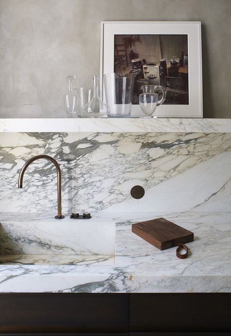 marble integrated sink and backsplash in kitchen Joseph Dirand, Minimalist Dekor, Neutral Kitchen, Decor Ikea, Marble Sinks, Marble Counter, Home Luxury, Amber Interiors, Kitchen Marble