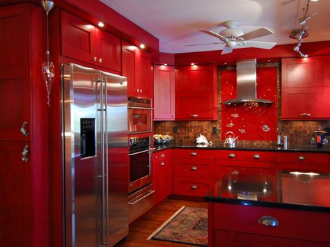 HGTV.com has inspirational pictures, ideas and expert tips to help you find out the best colors to paint your kitchen. Inspirational Kitchens, Modern Konyhatervezés, Red Kitchen Cabinets, Red Cabinets, Kitchen Decor Signs, Red Kitchen Decor, Kitchen Design Color, Kabinet Dapur, Eclectic Kitchen