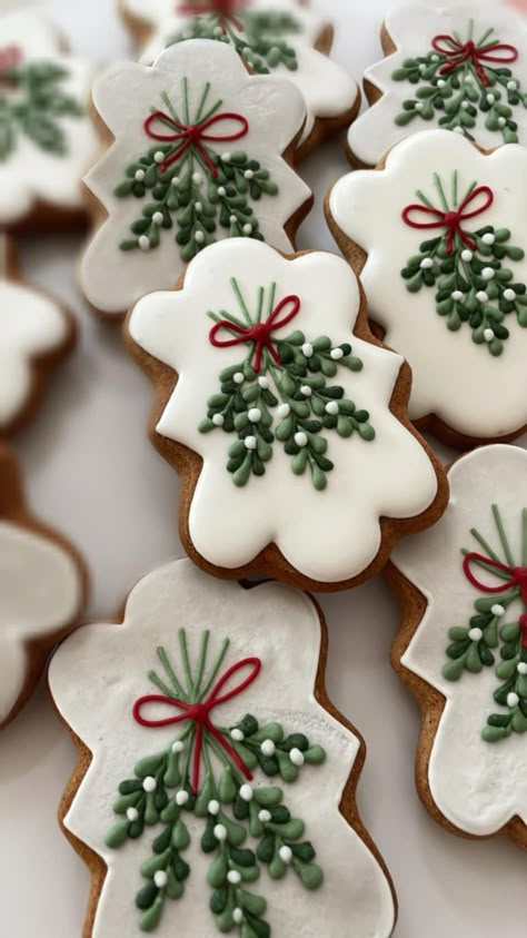 Intricate Cookie Decorating, 2023 Christmas Cookie Trends, Simple Royal Icing Cookies Decorating Ideas, Christmas Cookies Decorated Icing, Green And Gold Color Scheme, Jul Kaka, Christmas Sugar Cookies Decorated, Wreath Cookies, Cute Christmas Cookies