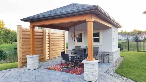 Gazebo vs. Pergola: What’s the Difference? - Fence Masters Pergola Vs Gazebo, Gardens Of Babylon, Cosy Spaces, Built In Seating, Large Yard, Palace Of Versailles, Patio Gazebo, Pergola Kits, Lattice Design