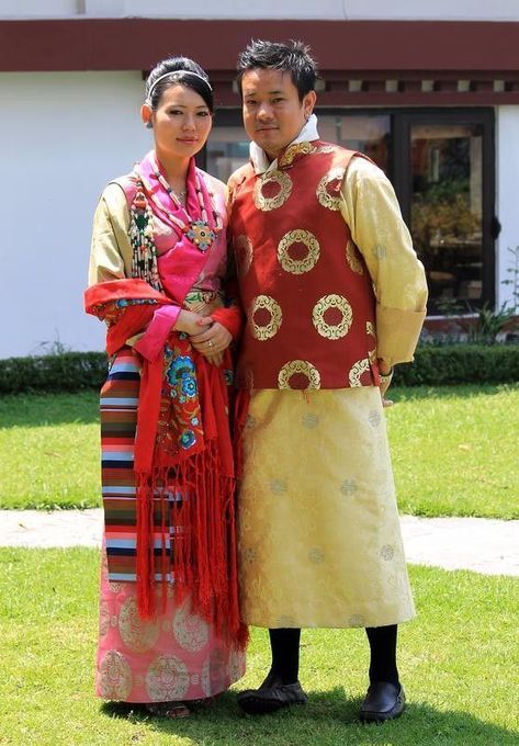 Culture of Sikkim | Custom, Tradition and Lifestyle | Jugaadin News Sikkim Clothes, Sikkim Traditional Dress, Culture Of Sikkim Drawing, Sikkim Outfit, Sikkim Nature, Indie Outfits Men, Biodata Format, Chess Books, New Halloween Costumes