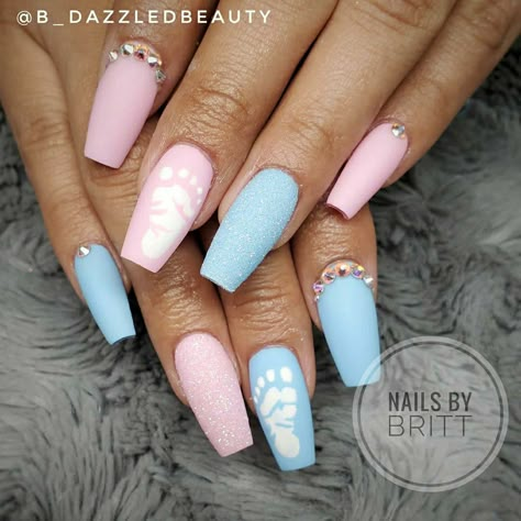 Fertility Nail Art, Gender Revel Nail Ideas, Gender Reveal Gel Nails, Baby Blue And Baby Pink Nails, Pregnancy Announcement Nails, Short Gender Reveal Nails, Baby Gender Nails, Gender Nails Ideas, Baby Shower Nails Ideas