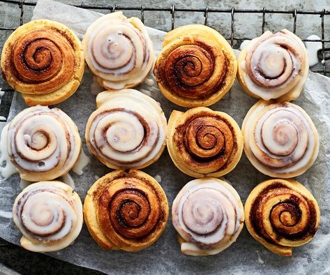 This pie-maker cinnamon scroll is super easy to make and is absolutely packed with flavour. Sweet dough coiled with cinnamon and topped with icing Barramundi Recipes, Scrolls Recipe, Mini Pie Maker, Cinnamon Scrolls, Mini Pie Recipes, Pie Maker, Mini Pie, Pies Maker, Sweet Dough