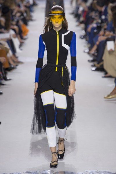 See the full Spring 2018 collection from Christian Dior. French Luxury Brands, Fashion Week 2018, Style Sportif, Sportswear Fashion, Futuristic Fashion, Fashion Project, Vogue Russia, Fashion Show Collection, Looks Style