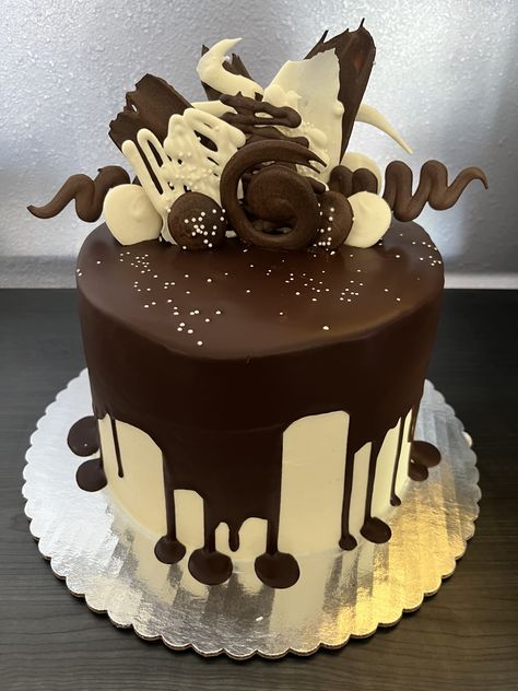 Double chocolate ganache drip Drip Cake Birthday, 12th Birthday Party Ideas, Chocolate Ganache Drip, Ganache Drip, Marble Chocolate, 2 Tier Cake, Recipes Snacks, Quick Recipes Snacks, Tier Cake