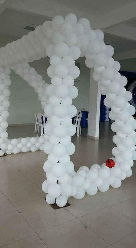 Soccer Balloon Arch Ideas, Diy Soccer Birthday Decorations, Messi Bday Party, Soccer Balloon Arch, Messi Birthday Party Ideas, Soccer Banquet Ideas, Sports Banquet Centerpieces, Soccer Balloons, Messi Birthday