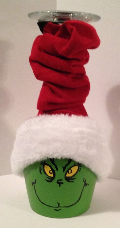 Grinch Decor, Grinch Ideas, Grinch Stuff, Grinch Crafts, Grinch Decorations, Grinch Christmas Party, Christmas Wine Glasses, Whoville Christmas, Wine Glass Candle