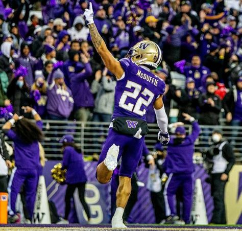 College Football Aesthetic, Washington Huskies Football, Huskies Football, Football Aesthetic, Football Drip, University Of Washington Huskies, Nfl Photos, Type Shi, Washington Football