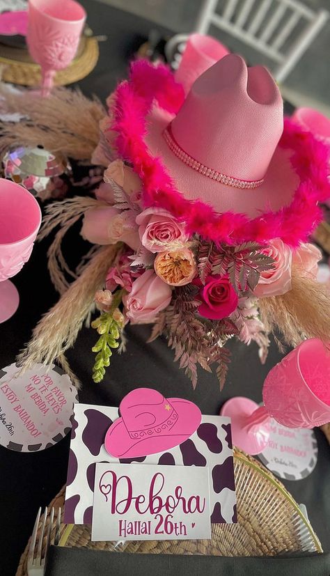 First Rodeo Birthday Party Girl Centerpieces, Rodeo Theme Centerpieces, Cowgirl Party Centerpieces, Dior Birthday Party, Quince Recuerdos Ideas, Cowgirl Centerpieces, Disco Cowgirl Birthday Party, Barbie Cowboy, Barbie Centerpieces