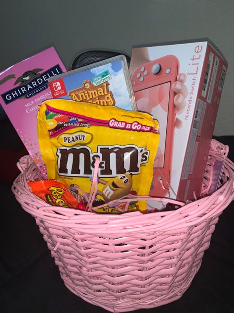 easter gift basket Easter Basket Ideas For Girlfriend, Easter Basket For Girlfriend, Gf Gift Basket, Gift Basket Ideas For Girlfriend, Gift Basket For Girlfriend, Girlfriend Gift Basket, Basket Ideas For Girlfriend, Basket For Girlfriend, Brrr Basket