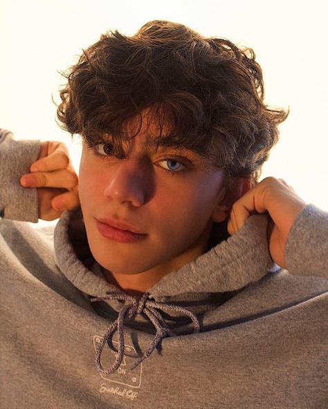 aesthetic boys (@boyaesth) • Instagram photos and videos Tan Skin Blonde Hair, Medium Curly, Summer Haircuts, Medium Curly Hair Styles, Boys With Curly Hair, Aesthetic Boys, Fluffy Hair, Curly Hair Men, Boys Haircuts