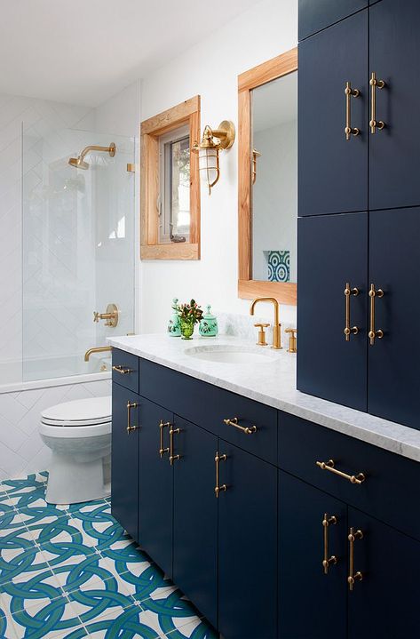 Hottest Bathroom Fall Color Trends to Try Out: 25 Ideas, Inspirations Navy Blue Bathroom Decor, Dark Blue Bathrooms, Light Blue Bathroom, Navy Blue Bathrooms, Navy Bathroom, Gray And White Bathroom, Blue Bathroom Vanity, Navy Decor, Gray Bathroom Decor