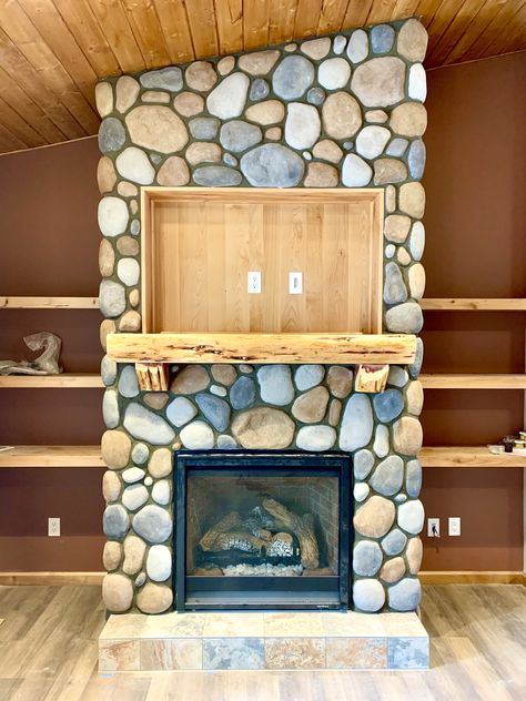 River Rock Exterior House, Living Room With River Rock Fireplace, Washed River Rock Fireplace, River Rock House Exterior, River Rock Veneer Fireplace, River Rock Fireplace Makeover, Riverrock Fireplace, Modern Backyard Kitchen, River Rock Behind Woodstove