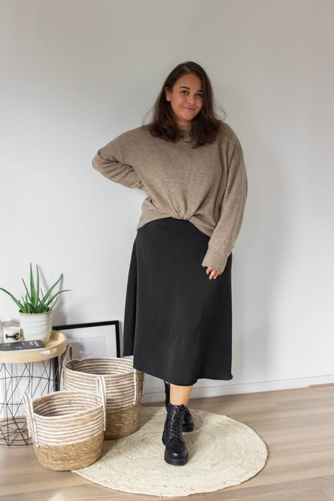 Medium Size Girls Outfits Aesthetic, Medium Size Girls Outfits, Plus Size Autumn Dresses, Plus Size Western Wear, Sweater Over Dress, Capsule Wardrobe Women, Transitional Outfits, Teacher Vibes, Plus Size Looks