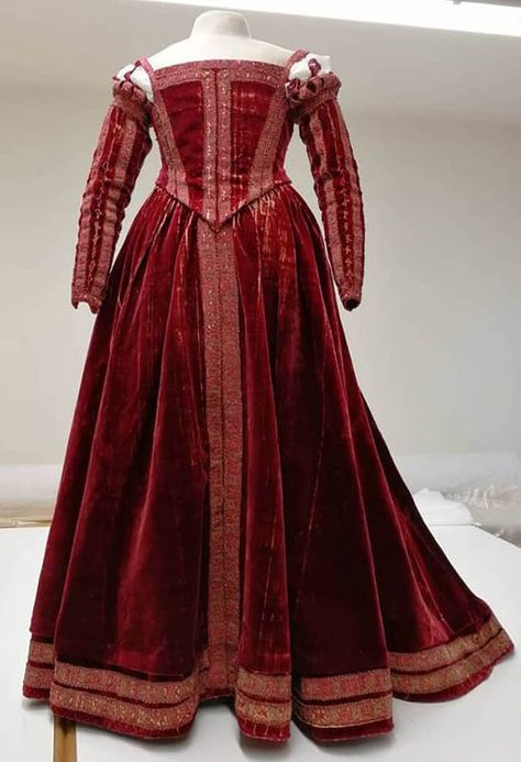 Another of Europe’s oldest surviving dresses: The Florentine gown, ca. 1550-60. Pisa: Museo di Palazzo Reale. Source: Pinterest. This red velvet dress Is one of two surviving dresses from Florence during the period 1540-1580. The other is Eleonora of Toledo’s burial dress. This dress was once believed to have also been worn by Eleanor. Now it’s thought more likely to have belonged to someone at her court, possibly a lady in waiting. #fashionhistory #renaissance #reddress #16thcentury Patron Costume, 1700 Dresses, 1700s Fashion, 1500s Fashion, 16th Century Clothing, Fashion History Timeline, 16th Century Fashion, Tudor Dress, Historical Clothes