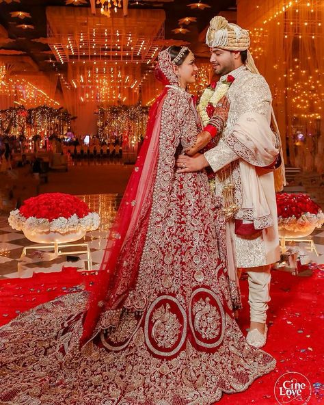 Lehenga With Trail, Current Wedding Trends, Long Trail, Wedding Stories, Multicultural Wedding, Red Lehenga, Wedding Guide, Floral Jewellery, Bridal Lehenga