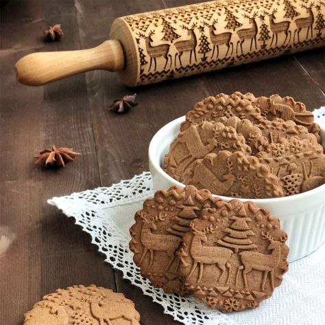 Not only are embossed rolling pins ridiculously easy to use, but they create cookies that look delicate and beautiful with minimal effort. Best Holiday Cookies, Decorações Com Comidas, Easy Rolls, Embossed Rolling Pin, Christmas Moose, Wooden Prints, Baking Project, Beautiful Cookies, Chapati