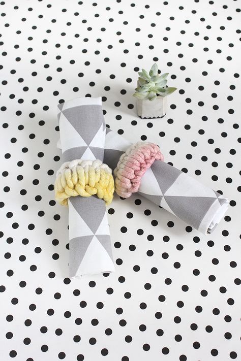 MY DIY | Dip-Dye Cotton Rope Knotted Napkin Ring - I SPY DIY Knotted Napkin, Macrame Napkin Rings, Kitchen Diys, Napkin Rings Diy, I Spy Diy, T Craft, Rings Diy, Hosting Dinner, Diy Napkins