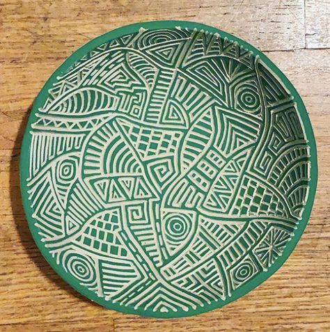 Sgraffito Plate Designs Easy, Sgraffito Pottery Pattern Ideas, Pottery Sgraffito Patterns, Sgraphito Pottery, Easy Sgraffito Designs, Scrafitto Ceramics Plates, Sgraffito Bowl Designs, Scraphito Ceramic, Sgraffito Plate Designs