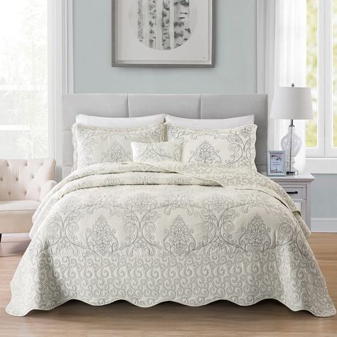 PRICES MAY VARY. OVERSIZED QUILT: Damask coverlet set is a perfect choice for your oversized bed. It's large enough to fully cover the bed and drape beautifully! MODERN AND ELEGANT: Damask print create a delicate design for a mix of contemporary and modern bedding style. The coverlet and shams flaunt a classic stitch pattern with scalloped edges that add an elegant touch to your bedroom. SUPERSOFT & LIGHTWEIGHT: The simply soft and lightweight 4 Piece quilted coverlet set is exactly what you nee Oversized Bed, Toile Bedding, Daybed Sets, Oversized Quilt, Farmhouse Style Bedrooms, Soft Things, Quilt Bedspread, Bedroom Quilts, Farmhouse Bedding