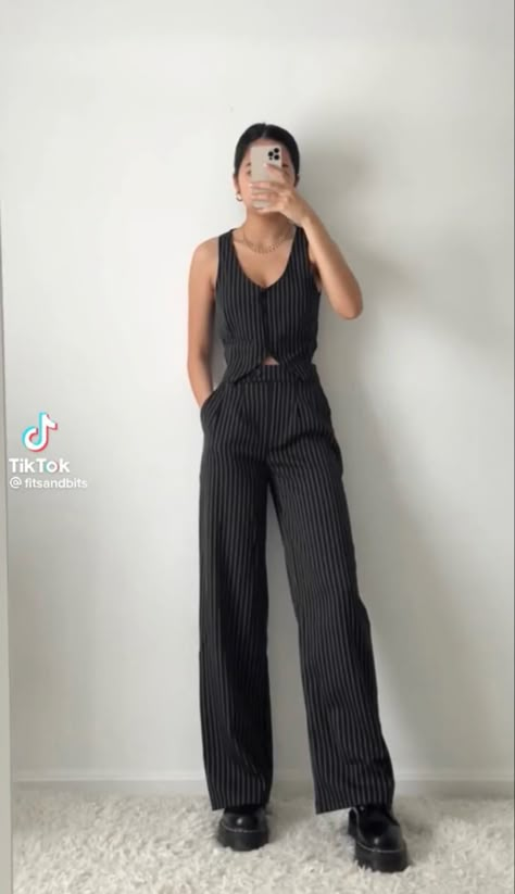 Pantsuits For Women Aesthetic, Grad Pantsuits, Elegant Masc Outfits For Women, Edgy Graduation Outfit, College Graduation Outfit Ideas Pants, Graduation Casual Outfit Ideas, Alternative Graduation Outfit, Casual Outfits For Graduation, Uni Graduation Dress