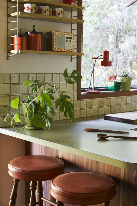 Retro Cabin Kitchen, Cozy Maximalism Kitchen, 70’s Kitchen, 70s Interior Design, Retro Kitchens, Australian House, Space Vintage, 70s House, 70s Interior