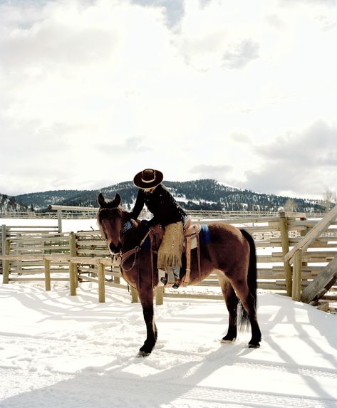 Montana Winter: Horseback Riding in the Snow and Après-Ski Barbecue | Condé Nast Traveler Montana Aesthetic, Ranch In Montana, Montana Winter, Montana Style, Montana Ranch, Big Sky Montana, Cowgirl And Horse, Ski Girl, Western Riding