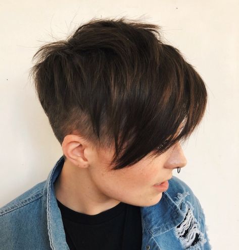 20 Bold Androgynous Haircuts for a New Look Masculine Hairstyles For Women, Masculine Hairstyles, Androgynous Hairstyles, Shaving Cut, Androgynous Haircut, Androgynous Hair, Hair To One Side, Long Face Hairstyles, Round Face Haircuts