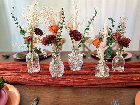 When it comes to wedding decor, it's the little details that can make a big difference. Bud vases are a versatile and charming addition to any wedding setting. With a wide range of colors, sizes, and styles available, they allow you to get creative and design the wedding of your dreams. In this DIY bud vase tutorial, w Diy Bud Vase, Bud Vase Tablescape, Rose Bud Vase, Diy Wedding Centerpiece, Vase Tutorial, Bud Vases Wedding, Bud Vases Arrangements, Rose Dome, Tablescape Ideas