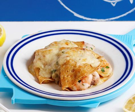 These beautiful savoury crepes are stuffed with fresh seafood and topped with a creamy mornay sauce to create a divine lunch or dinner dish. Mornay Sauce Recipe, Seafood Crepes, Savoury Crepes, Vegetarian Paella, Mornay Sauce, Crepes Recipe, Lasagne Recipes, Pork Fillet, Savory Crepes