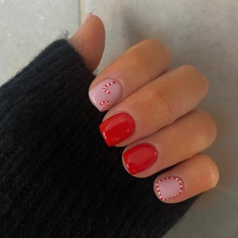 Christmas Nails On Natural Nails Short, Easy Gel Christmas Nails Short, Cute Gel Christmas Nails, Short Natural Nails Christmas, Christmas Nail Designs Simple Short, Christmas Nails No Tips, Biab Nail Art Christmas, Small Christmas Nail Designs, December Nails Christmas 2024