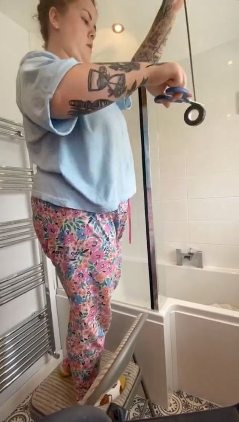 Woman gives bathroom a modern upgrade for just £9 by changing the shower screen Gorilla Tape Shower Hack, Gold Shower Door, Diy Shower Door, Shower Makeover, Painting Shower, Gold Shower, Diy Shower, Diy Fan, Electrical Tape