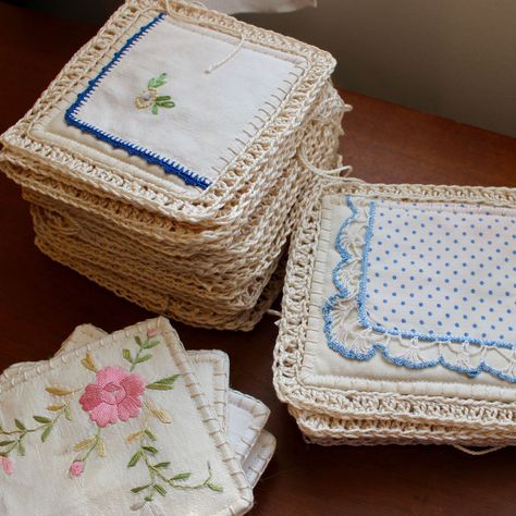 Fusion Quilt, Vintage Handkerchiefs Crafts, Crochet Quilt Pattern, Handkerchief Crafts, Crochet Bedspread Pattern, Crochet Bedspread, Embroidered Quilts, Crochet Quilt, Linen Quilt