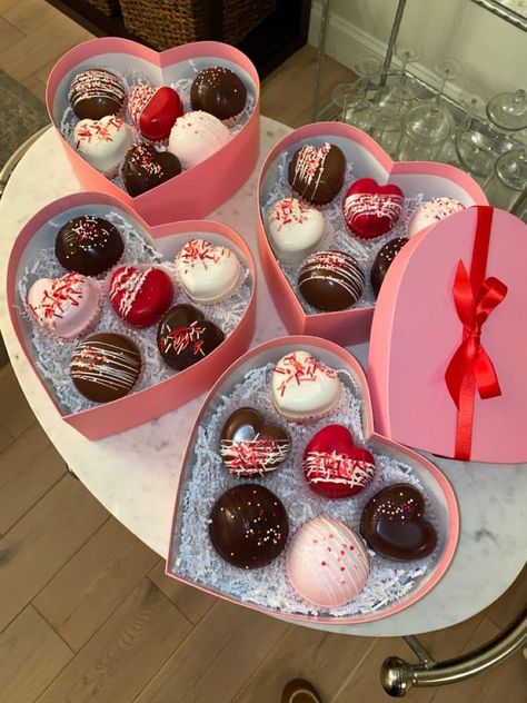 Valentines Day Chocolates Box Gift Ideas, Box Of Chocolates Valentines, Homemade Dessert Gift Box Ideas, Diy Valentine Chocolates, Chocolate Box Valentines, Valentine Chocolate Box Gift Ideas, Heart Shaped Gift Boxes, Chocolate Hearts Valentine, Chocolates Valentines Day