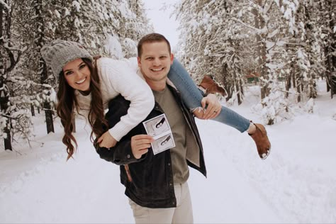 Snow Baby Announcement Ideas, Snowy Baby Announcement, Winter Baby Announcement Photoshoot, Snowy Pregnancy Announcement, Winter Baby Announcement Photos, Snow Pregnancy Announcement, Snow Baby Announcement, Snow Maternity Photos, Winter Pregnancy Photoshoot