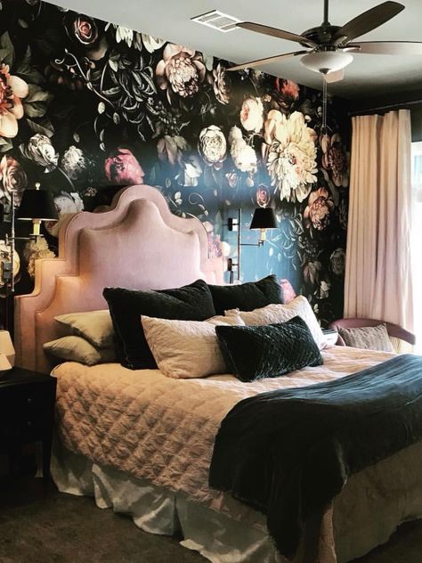 FANCY FAVORITES: 6 ROOMS WITH FLORAL WALLPAPER THAT WILL KNOCK YOUR SOCKS OFF #floralwallpaper #wallpaper #walltreatment #walldecor #floraldecor Ideas For Spare Room, Room Moodboard, Floral Wallpaper Bedroom, Black Bedroom Decor, Romantic Bedroom Decor, Floral Bedroom, Bed Design Modern, Dekorasi Kamar Tidur, Green Room