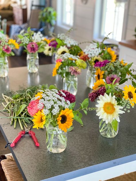 April Wedding Flowers Centerpieces, April Floral Arrangements, Floral Centerpieces For Party Simple, Cheap Floral Centerpieces, Floral Arranging Party, Flower Bouquet Gift Ideas, Mini Ikebana, Mason Jar Bouquets, Mini Flower Arrangements