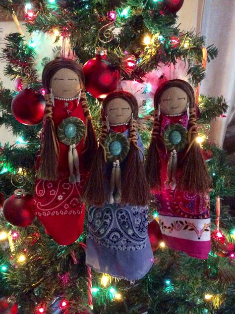 Hand sewn native dolls. By Pita Romero Macias Native American Christmas Tree, Native American Christmas Ornaments, American Christmas Decorations, Native Ornaments, Indigenous Christmas, American Christmas Tree, Native American Christmas, Native Christmas, Indian Christmas